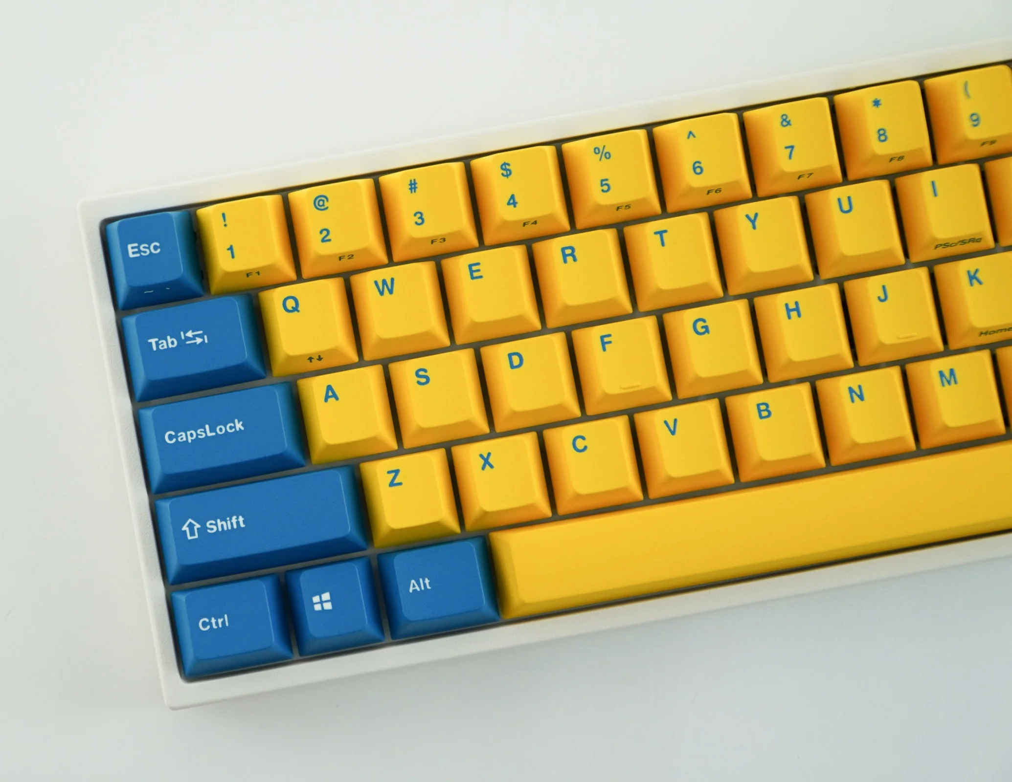 Leopold FC660M Yellow/Blue PD White Case 65% Double Shot PBT Mechanical Keyboard - Image 2