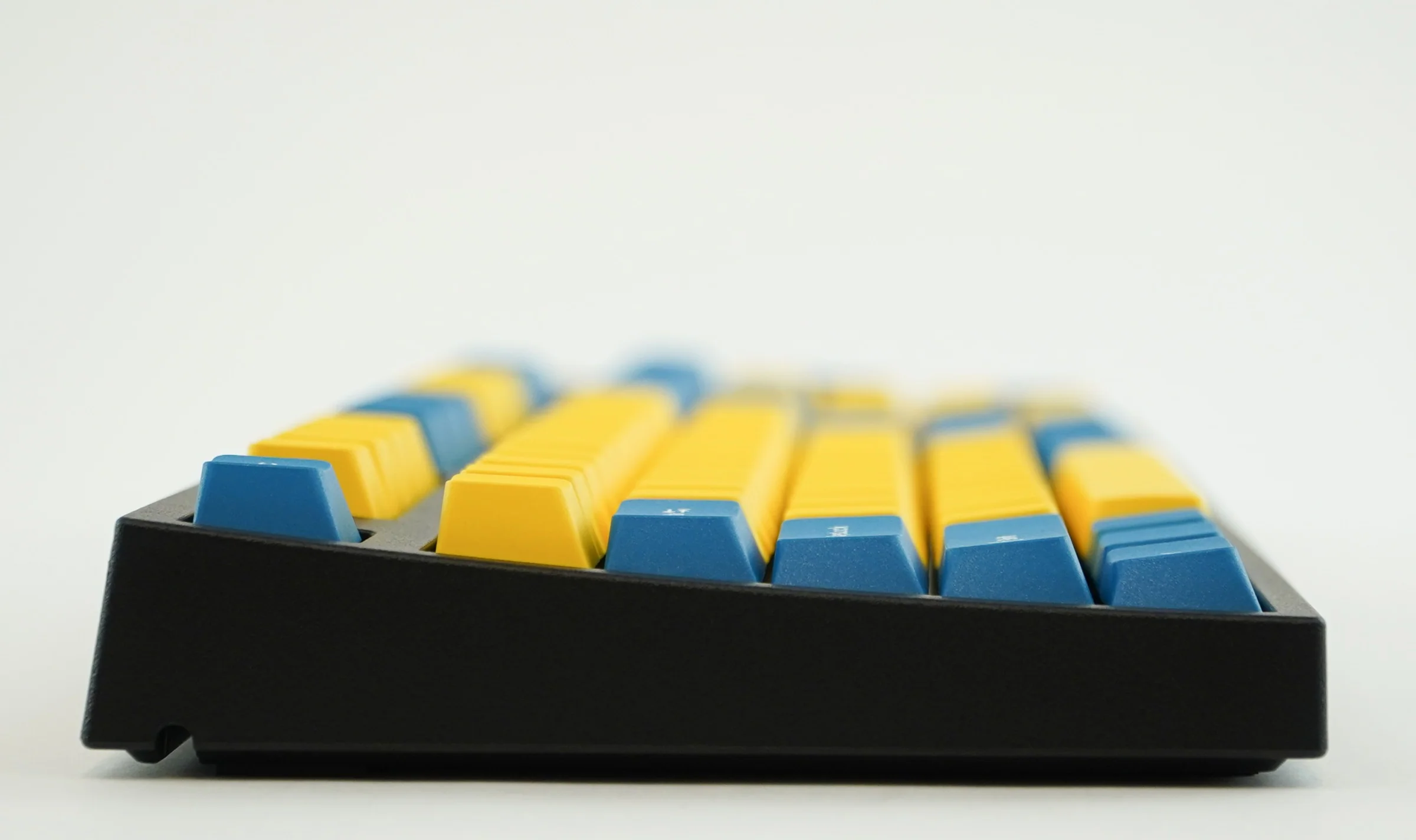 Leopold FC900R Yellow/Blue PD Double Shot PBT Black Case Mechanical Keyboard - Image 4