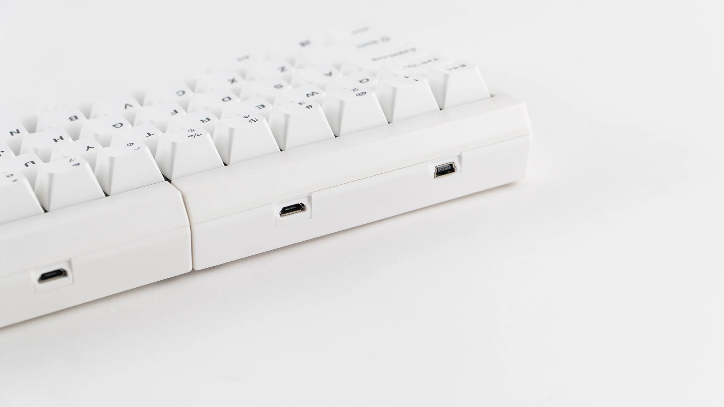 Mistel Barocco White 60% RGB Double Shot PBT Mechanical Keyboard - Image 4
