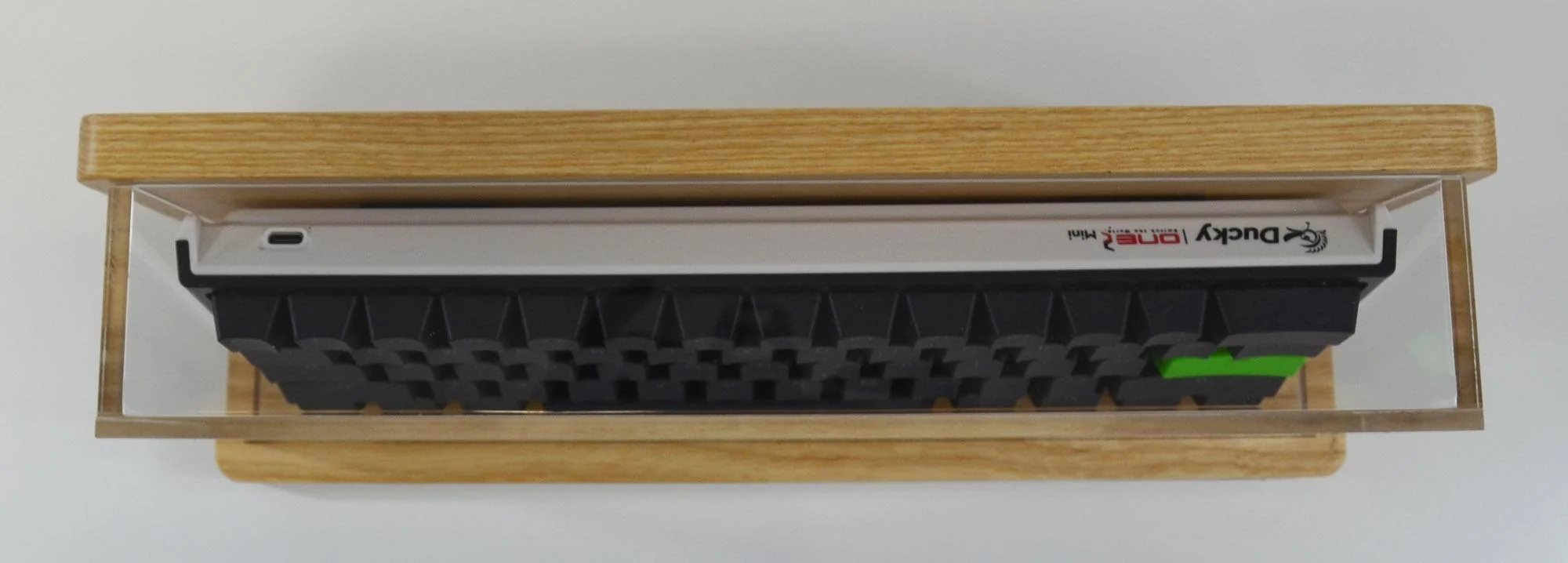 MK Nina 60% Ash Wood Acrylic Keyboard Display - Image 5