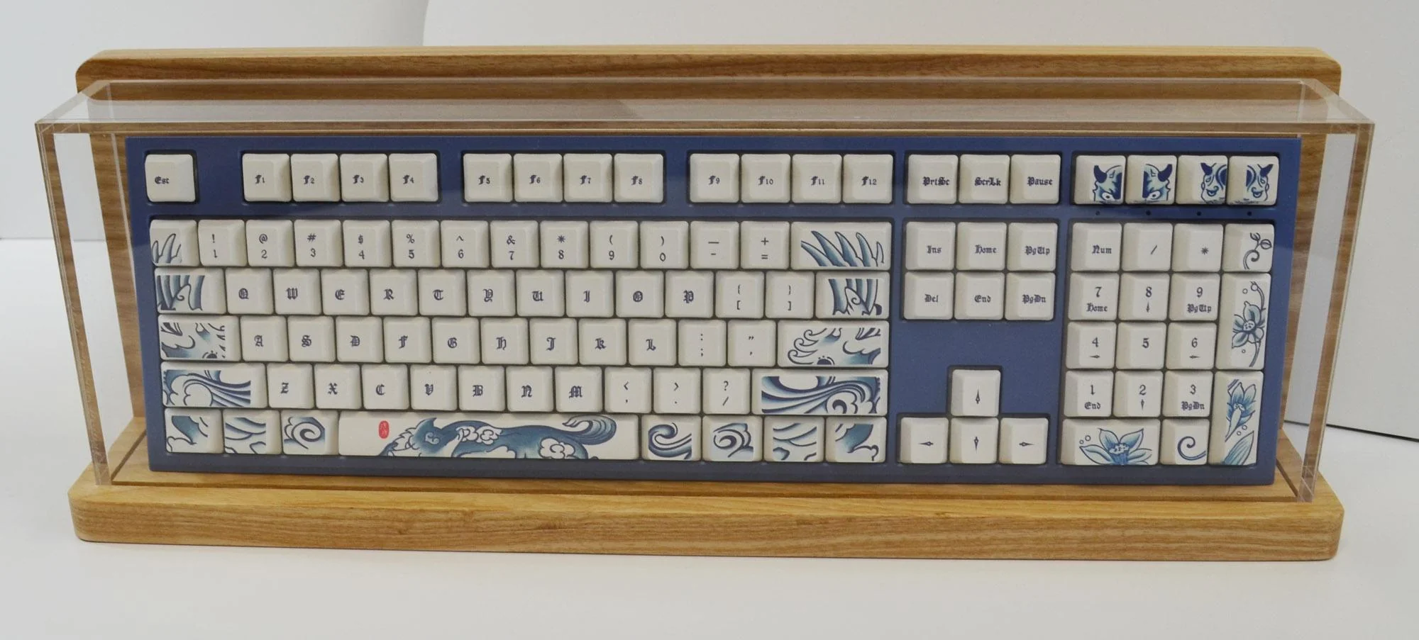 MK Santa Maria Full Size Ash Wood Acrylic Keyboard Display - Image 5